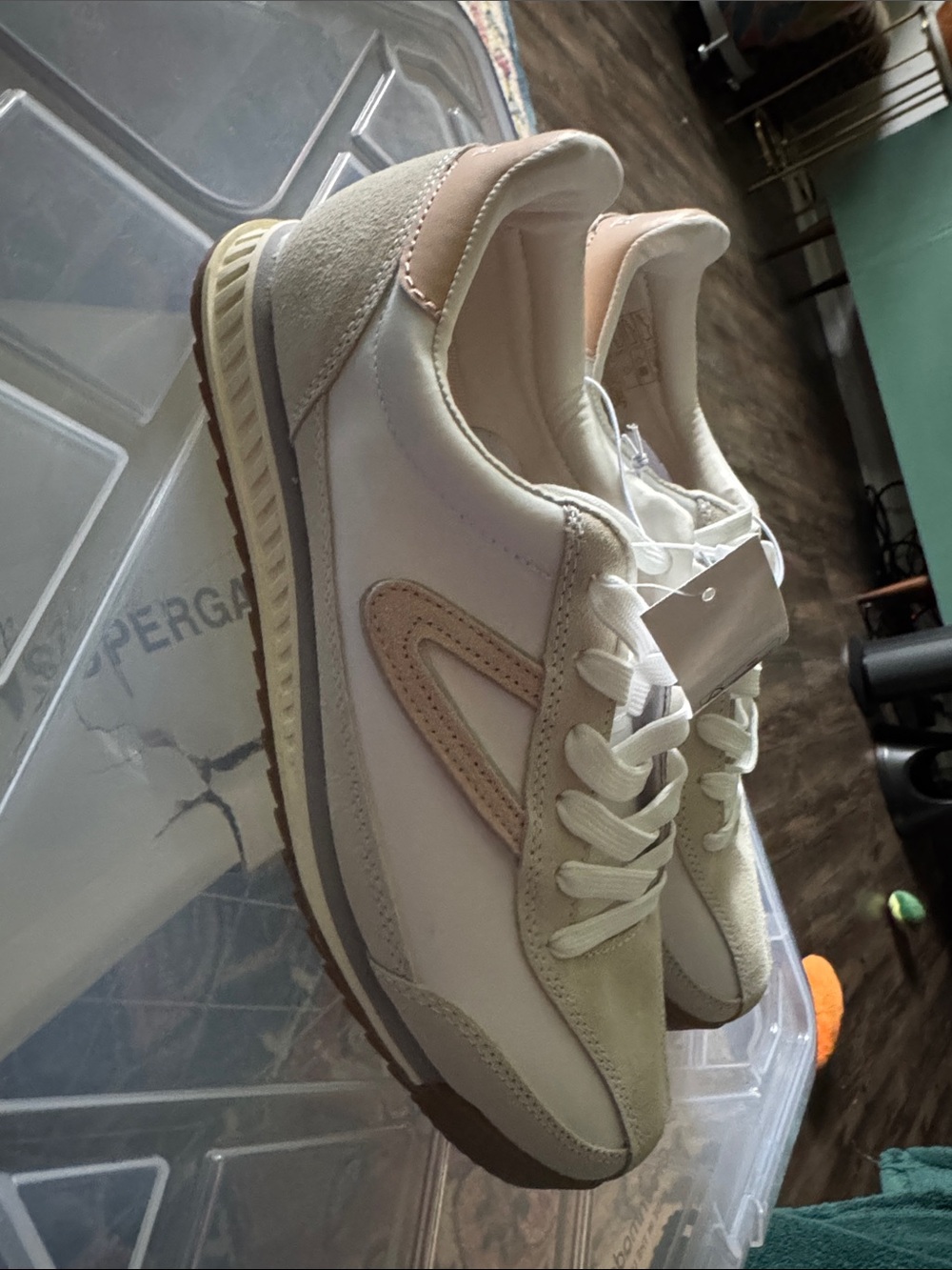 Tretorn Cream and Blush Retro Low-Top Sneakers - Picture 2 of 5